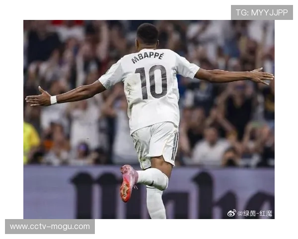 姆巴佩伯纳乌点射破门后指天庆祝，致敬患病儿童