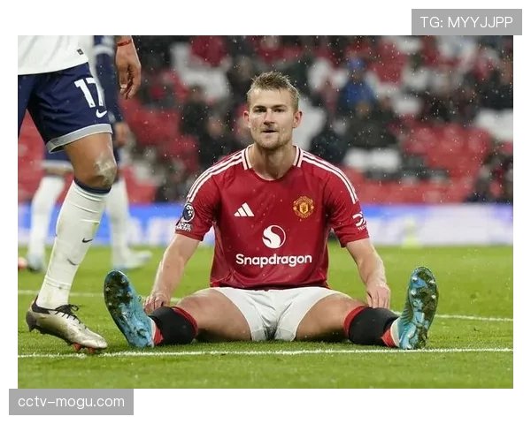 官方：拜仁后卫德利赫特因膝伤确认缺席次回合比赛